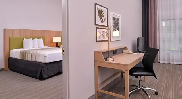 Четырёхместный люкс c 1 комнатой Country Inn & Suites by Radisson Raleigh-Durham Airport NC