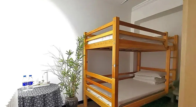 Четырёхместный номер Standard с балконом Xian Travelling With Hostel Zhu Que Men