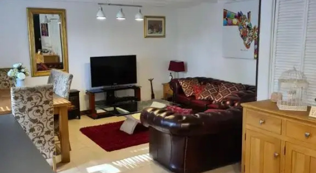 Chateau Cottage, Book Feriehus Hoteller i Moncoutant med parkering, Parkering