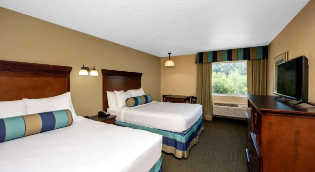 Четырёхместный номер Deluxe Suburban Studios Branson On The Strip