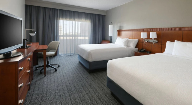 Четырёхместный номер Standard с балконом и с видом на внутренний двор Courtyard Dallas Las Colinas