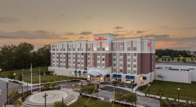 Кровать в общем номере Hilton Garden Inn Toledo / Perrysburg