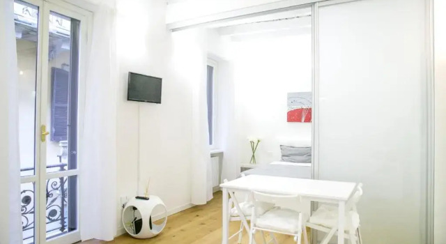 Amazing, New & Fully Furnished Studio in Duomo, Забронировать Отель Милан Ломбардия, рядом с Colonne di San Lorenzo