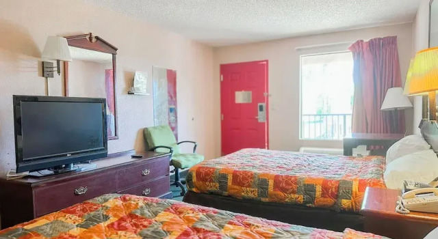 Четырёхместный люкс Red Carpet Inn-Macon