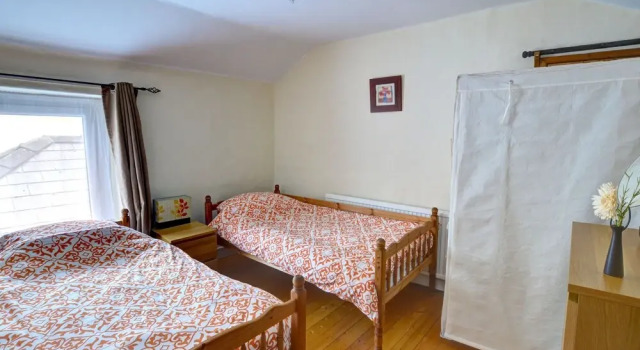 Ideally Located Holiday Home near Cardiff, Book Hotel Taffs Well Glamorgan