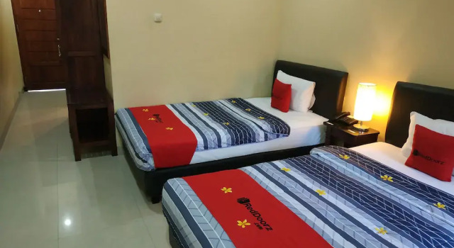 The Legian 777 Guest House by RedDoorz, Rezerwuj Pensjonat Hotele w Badung z parkingiem, Parking