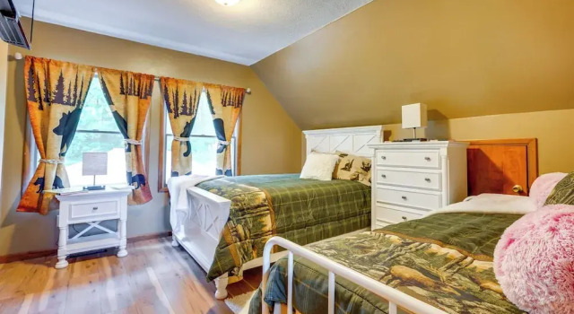 Cabin w/ Deck ~ 3 Mi to Apple Valley Lake!, 예약 휴가용 주택 Howard 미국