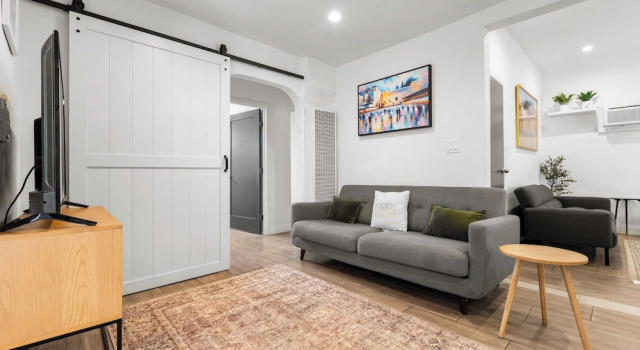 10mins to Rodeo Drive, 15mins to Venice Modern 4bdr Shenandoah by Avantstay