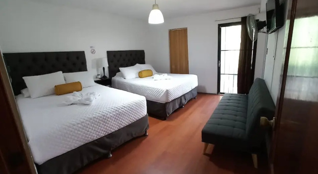 Четырёхместный семейный номер Standard c 1 комнатой Global Airport Inn