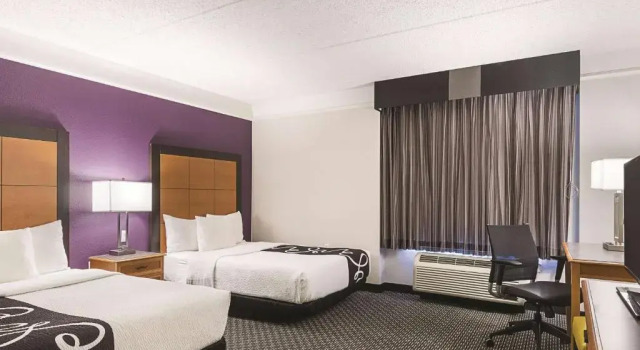 Четырёхместный номер Standard La Quinta Inn & Suites by Wyndham University Area Chapel Hill