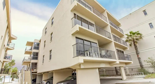 Beachcomber 301 2 Br condo by RedAwning