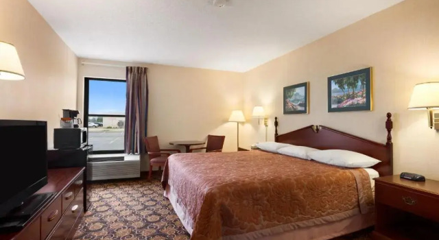 Шестиместный люкс Super 8 by Wyndham Evansville North