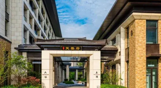 Xuchang Rebecca Furong Resort (Zhengxu Light Rail Furong Lake Station), Book Ferieresort Xuchang Henan