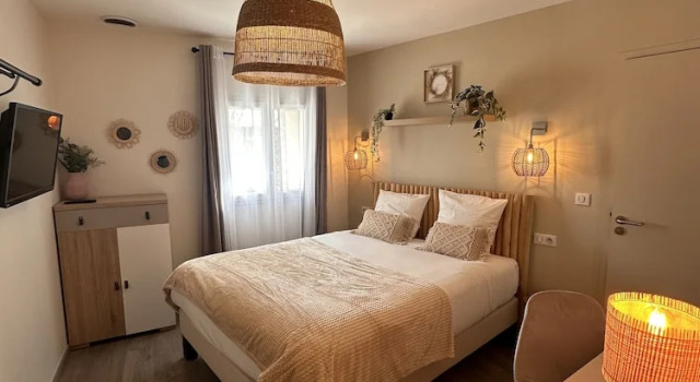 Номер Comfort Auberge du Vieux Lanas Logis Hotel Restaurant