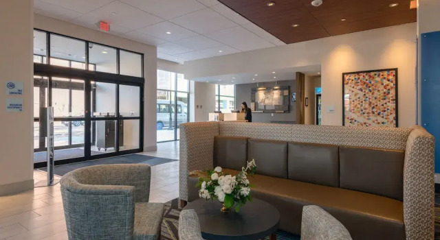 Holiday Inn Express & Suites Tulsa Downtown By Ihg, Rezerwuj Hotel Tulsa Oklahoma