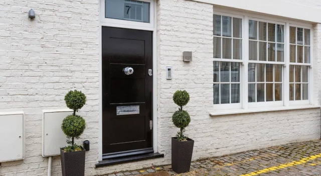 Rare and Gorgeous Hyde Park Mews House Sleeps 8, Забронировать Отель Кенсингтон и Челси Лондон, рядом с Здание «Мишлен Хауз»