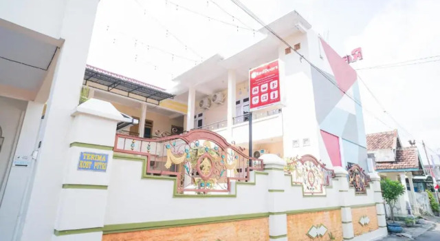 RedDoorz Syariah at Aura Homestay
