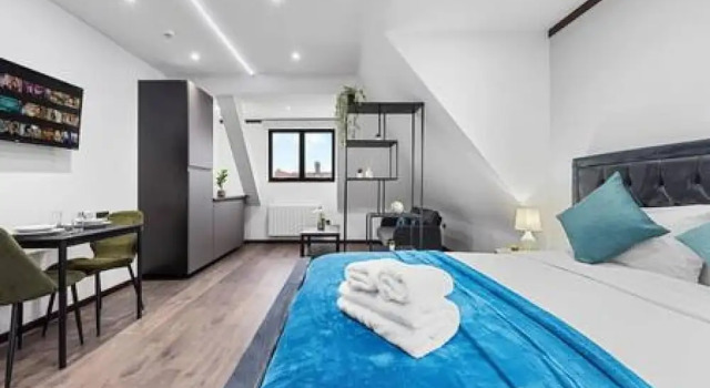 Luxury Spacious 2 Person Suite in North London