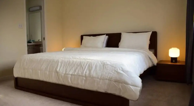 Spacious 4 Bedroom Home on Graveley Street, Buchen Sie Hotel  
