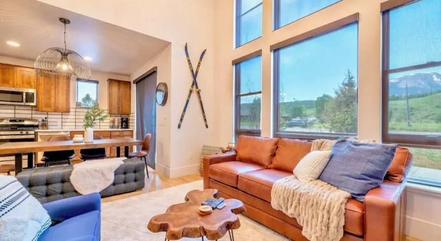 Upstay Lake Dillon Basecamp & Mountain Trails, Забронировать Вилла Отели Диллон с парковкой, рядом с D'Vine Wine, Парковка