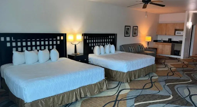 Четырёхместный люкс Sunchase Inn & Suites