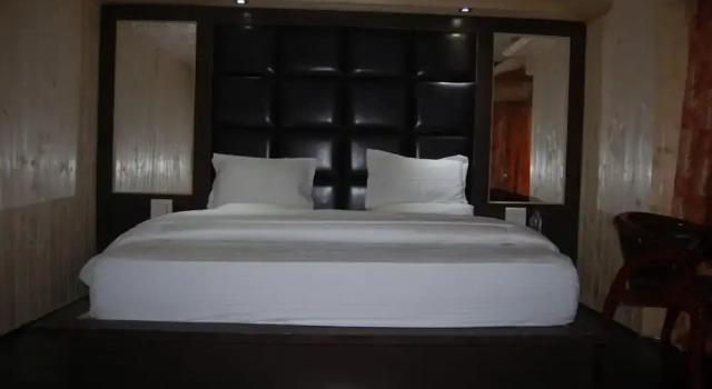 Hotel Zahgeer Continental, Забронировать Отель Гульмарг Jammu & Kashmir Ski