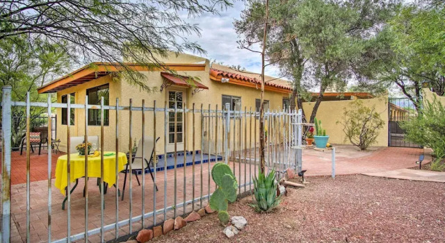 Коттедж Charming Tucson Casita Near Hiking & Biking!