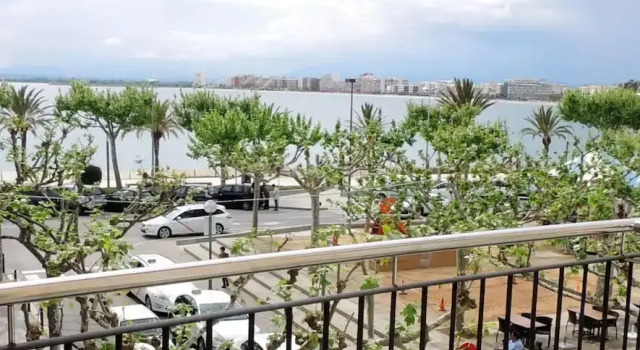 Апартаменты Apartment in Roses by the Beach