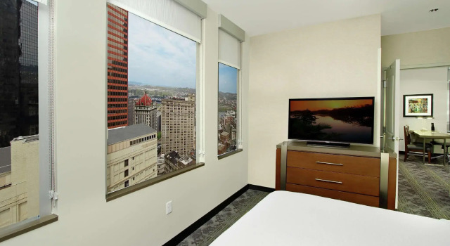 Двухместный люкс с 2 комнатами с видом на реку Embassy Suites Pittsburgh Downtown