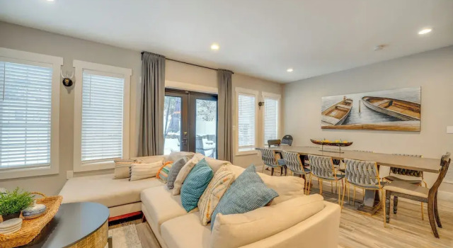 2 Blocks to Dtwn Chelan: Home w/ Hot Tub & Pool, 预订 度假屋 奇兰 华盛顿州