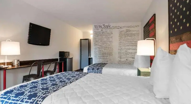 Четырёхместный номер Standard Rodeway Inn & Suites Fort Rucker