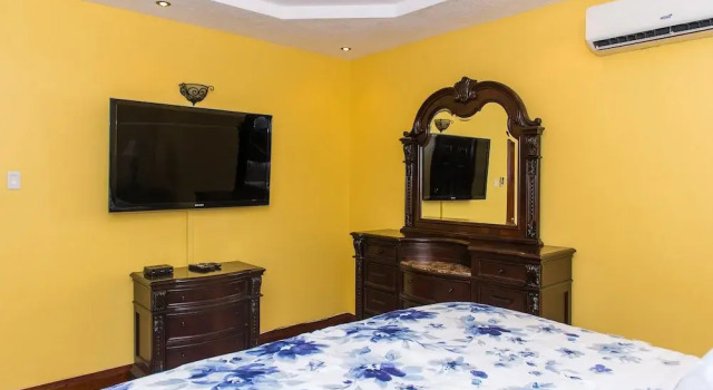Семейные апартаменты с балконом и с видом на горы Kingston Luxury Family Retreat