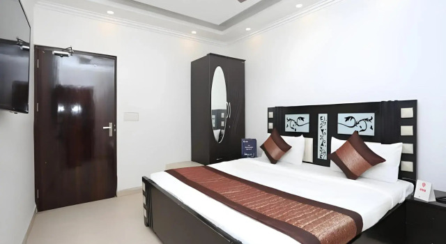 5 Seas Hotel and Banquet, Забронировать Отель Отели Газиабад с парковкой, Парковка