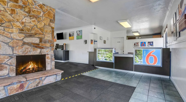 Motel 6 Fort Bragg, CA, Забронировать Мотель Отели Форт-Брэгг с бассейном, Бассейн