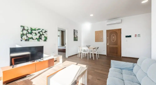 Spacious Apartment by the Beach - Tulipani, Rezervați Apartament Plazhi San Pietro Lezhë