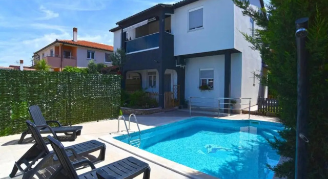 Апартаменты Cozy Apartment With Shared Pool
