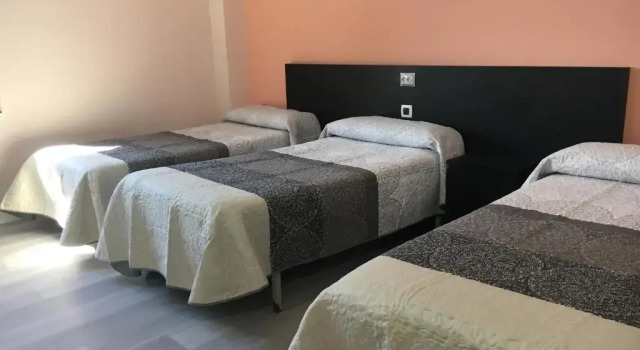 Трёхместный номер Standard Hotel Azcona
