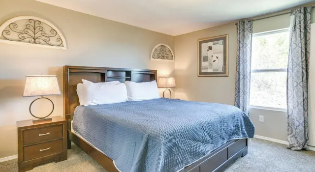 2 Mi to Branson Strip: Family Condo w/ Balcony!, Забронировать Апартаменты/квартира Отели Table Rock Lake с парковкой, Парковка