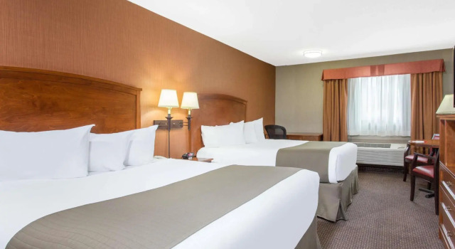 Четырёхместный номер Standard Canmore Inn & Suites