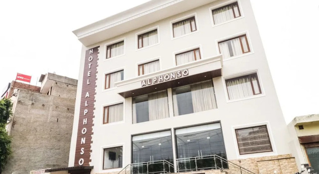 Capital O 44117 Hotel Alphonso