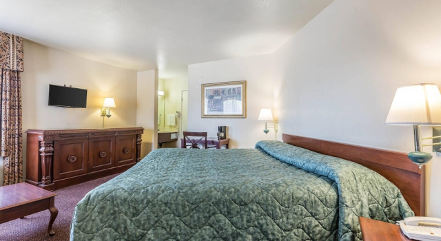 Двухместный номер Standard с видом на бассейн Rodeway Inn Magic Mountain Area