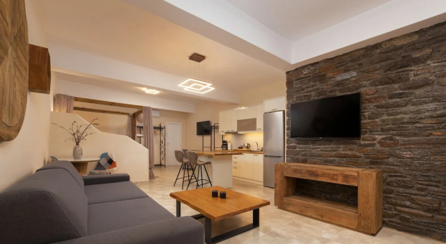 Номер Deluxe с балконом и с видом на город Andros 4 All Seasons Villas & Suites