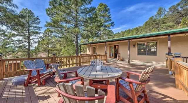 Коттедж с 3 комнатами с балконом Charming Ruidoso Home w/ Deck & Lovely Views!