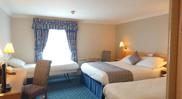 Семейный номер Standard The Queens Hotel & Victoria Cloisters Apartments