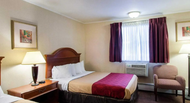 Четырёхместный номер Standard Econo Lodge Inn & Suites