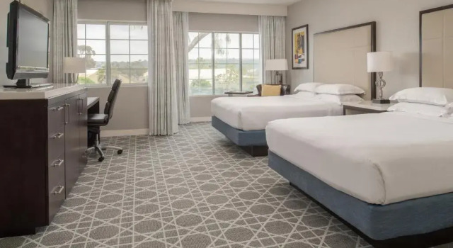 Четырёхместный номер Deluxe с красивым видом из окна Hilton San Diego/Del Mar