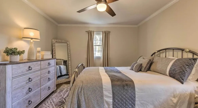 Mattituck Home w/ Fireplaces - Near Wineries, Забронировать Отель Саутолд Норт-Форк