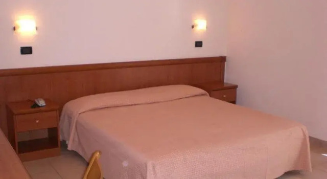 Hotel Sirios, Забронировать Отель Отели Сан-Джованни-Ротондо с парковкой, рядом с Святилище Падре Пио, Парковка