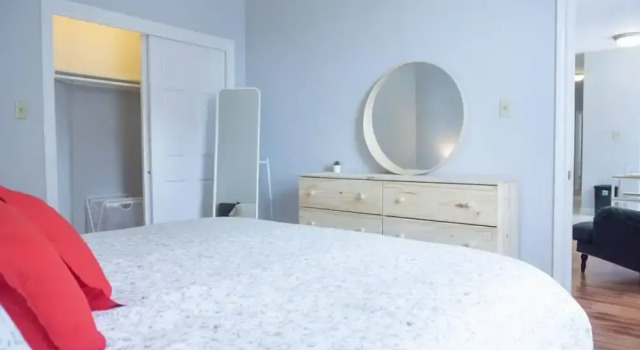 2BR Condo in Heart of Uptown Coffee Wifi, Забронировать Отель Отели River Valley с парковкой, Парковка