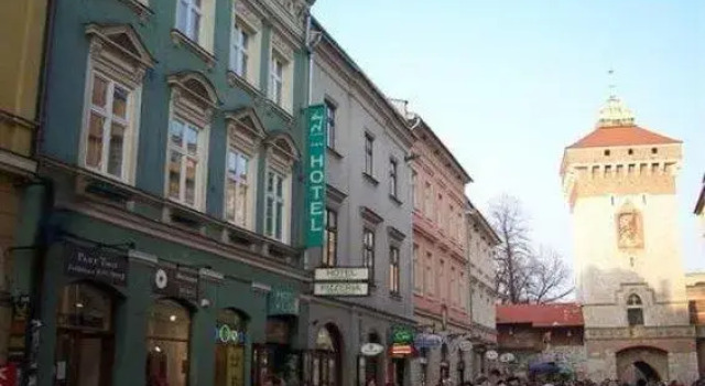 Кровать в общем номере Hotel Floryan Old Town